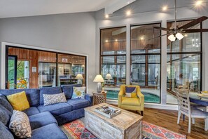 Smart-TV, Tischtennisplatte, Bücher