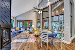 TV connectée, table de tennis de table, livres