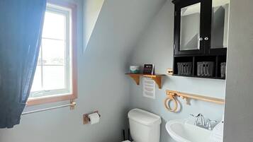 Secador de pelo, bidet, toallas, jabón