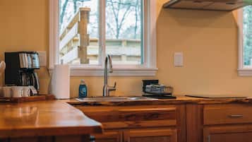 Kylskåp, kaffe- och tebryggare och grytor/köksredskap