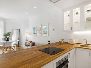 Fridge, oven, dishwasher, coffee/tea maker