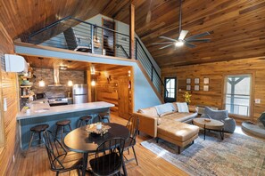 Smart TV, fireplace - Boulder Springs *Our newly renvoated hot tub retreat!* (Campton)