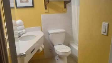 Bañera con ducha, artículos de tocador gratuitos, toallas, jabón
