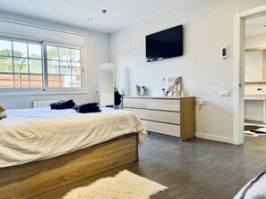 3 bedrooms, iron/ironing board, internet, bed sheets