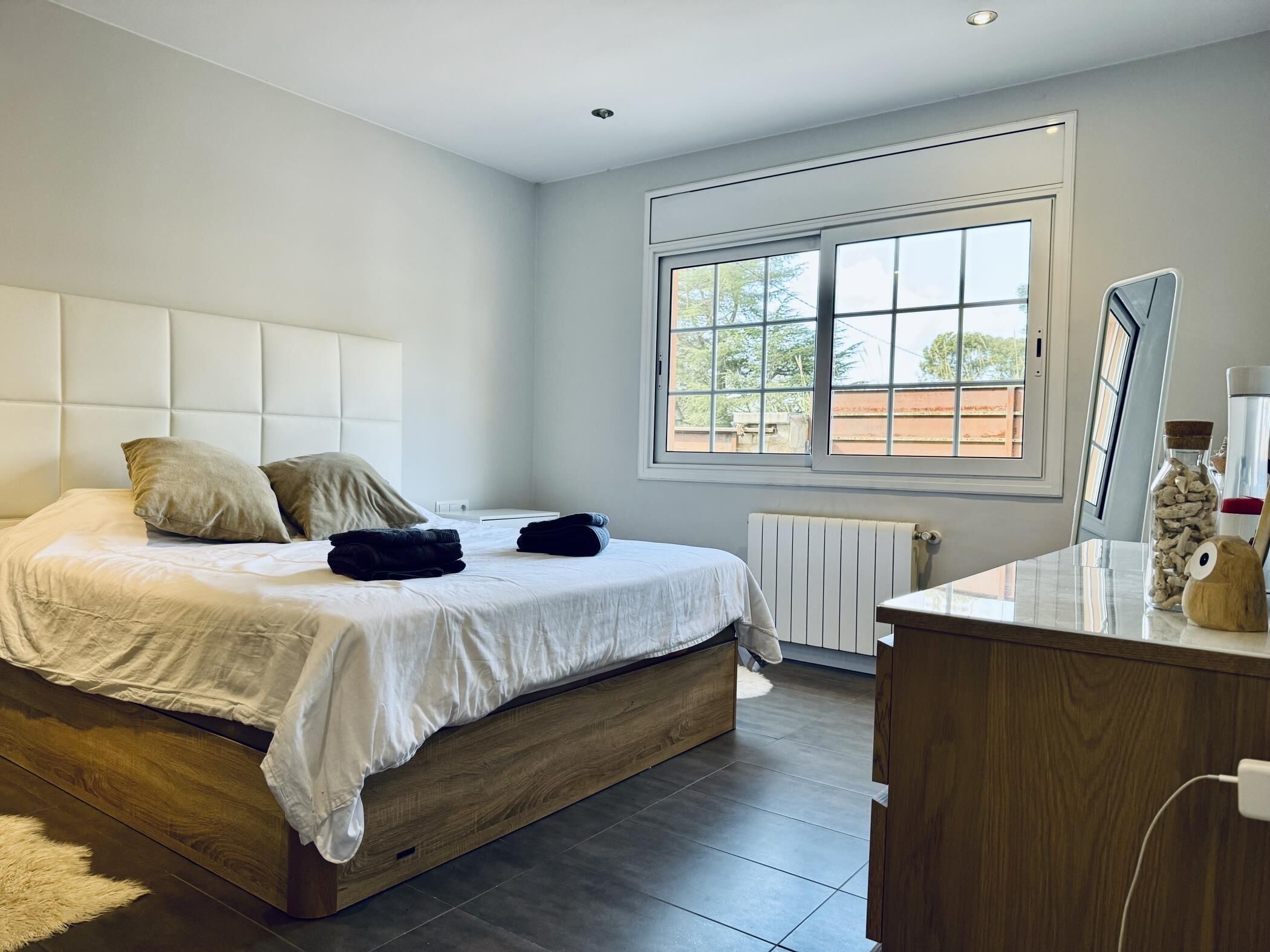 3 bedrooms, iron/ironing board, internet, bed sheets