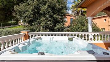 Bañera de hidromasaje al aire libre