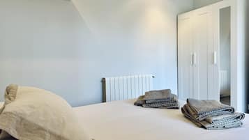 3 habitaciones, tabla de planchar con plancha, internet y ropa de cama