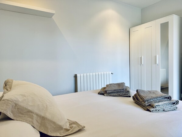 3 bedrooms, iron/ironing board, Internet, bed sheets