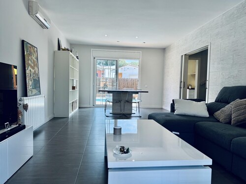 House with private pool and jacuzzi 2km beach