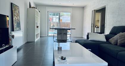 House with private pool and jacuzzi 2km beach