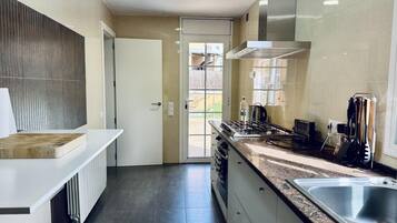 Jääkaappi, mikroaaltouuni, uuni, kahvin-/teenkeitin