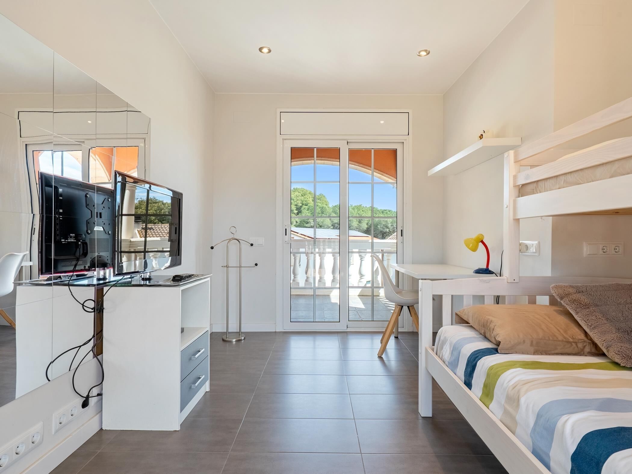 3 slaapkamers, een strijkplank/strijkijzer, internet, beddengoed