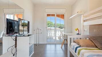 3 slaapkamers, een strijkplank/strijkijzer, internet, beddengoed