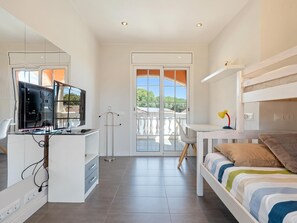 3 bedrooms, iron/ironing board, Internet, bed sheets