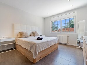 3 bedrooms, iron/ironing board, Internet, bed sheets