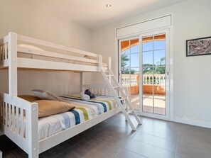 3 bedrooms, iron/ironing board, Internet, bed sheets