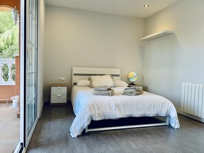 3 bedrooms, iron/ironing board, Internet, bed sheets