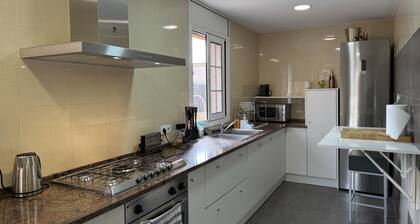 House with private pool and jacuzzi 2km beach