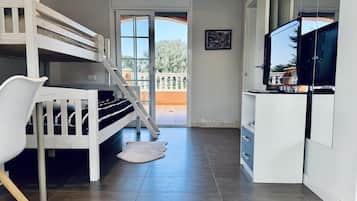 3 bedrooms, iron/ironing board, internet, bed sheets