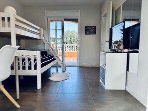 3 bedrooms, iron/ironing board, internet, bed sheets