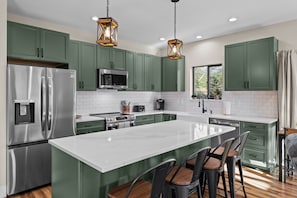 Kjøleskap, mikrobølgeovn, ovn og kokeplater