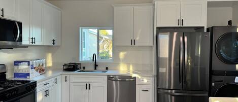 冷蔵庫、電子レンジ、オーブン、コンロ