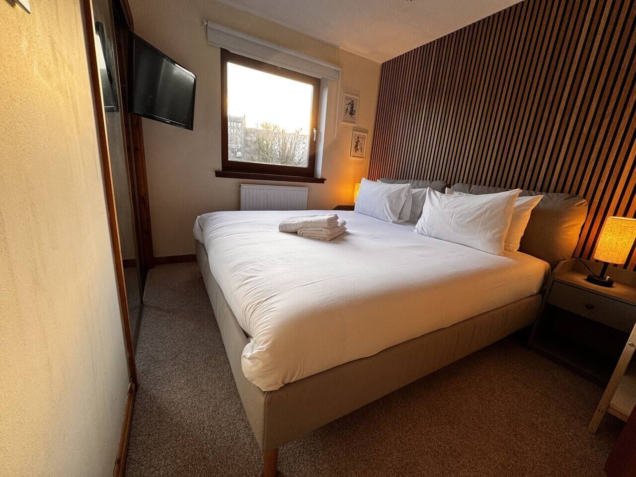 1 habitación, tabla de planchar con plancha, wifi y ropa de cama 