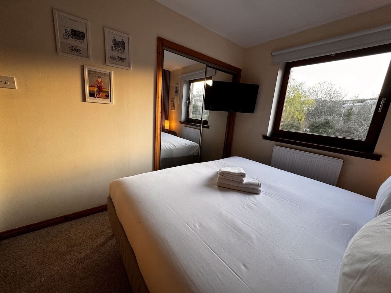 1 habitación, tabla de planchar con plancha, wifi y ropa de cama 