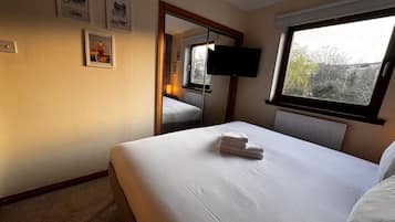 1 habitación, tabla de planchar con plancha, wifi y ropa de cama