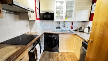 Frigorífico, microondas, horno y placa de cocina