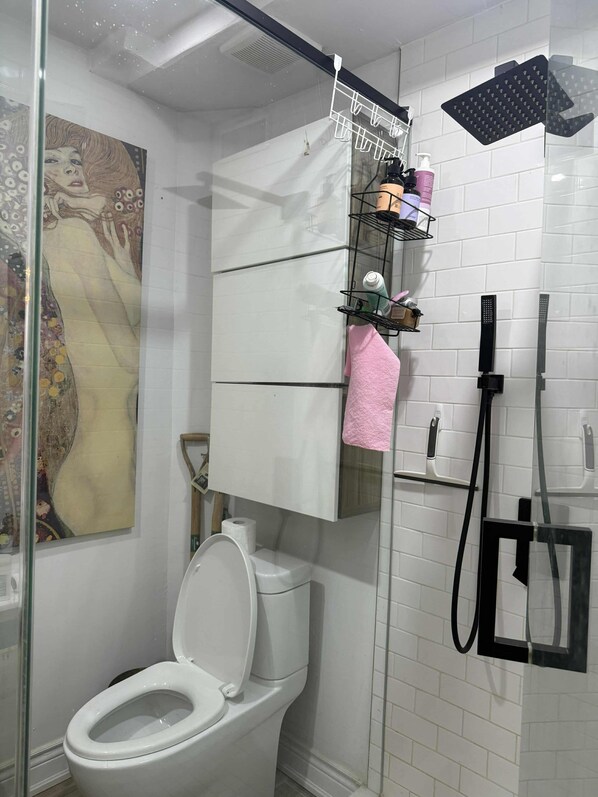 Haartrockner, Handtücher, Seife, Toilettenpapier