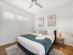 4 bedrooms, iron/ironing board, WiFi, bed sheets