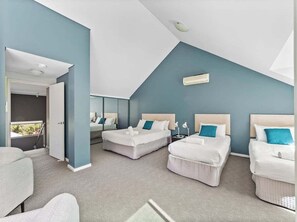 4 bedrooms, iron/ironing board, WiFi, bed sheets