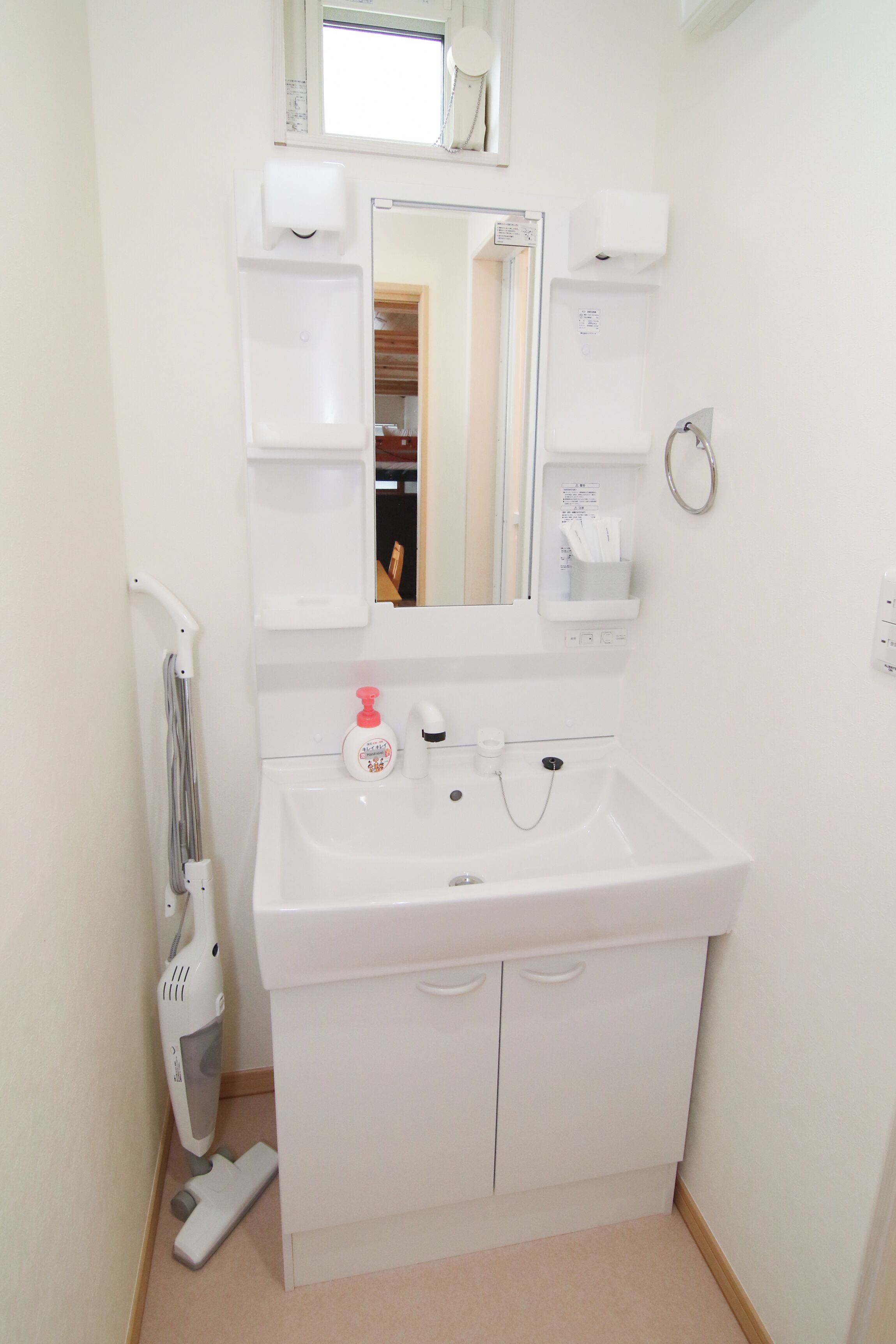 Appartement | Salle de bain | Douche, sèche-cheveux, serviettes fournies, savon