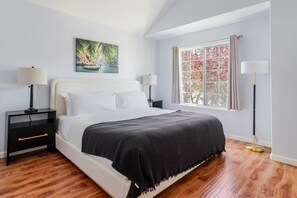 3 habitaciones, tabla de planchar con plancha, wifi y ropa de cama