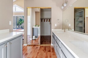 Secador de pelo, toallas