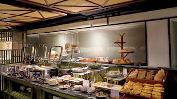 Café da manhã com buffet grátis todos os dias