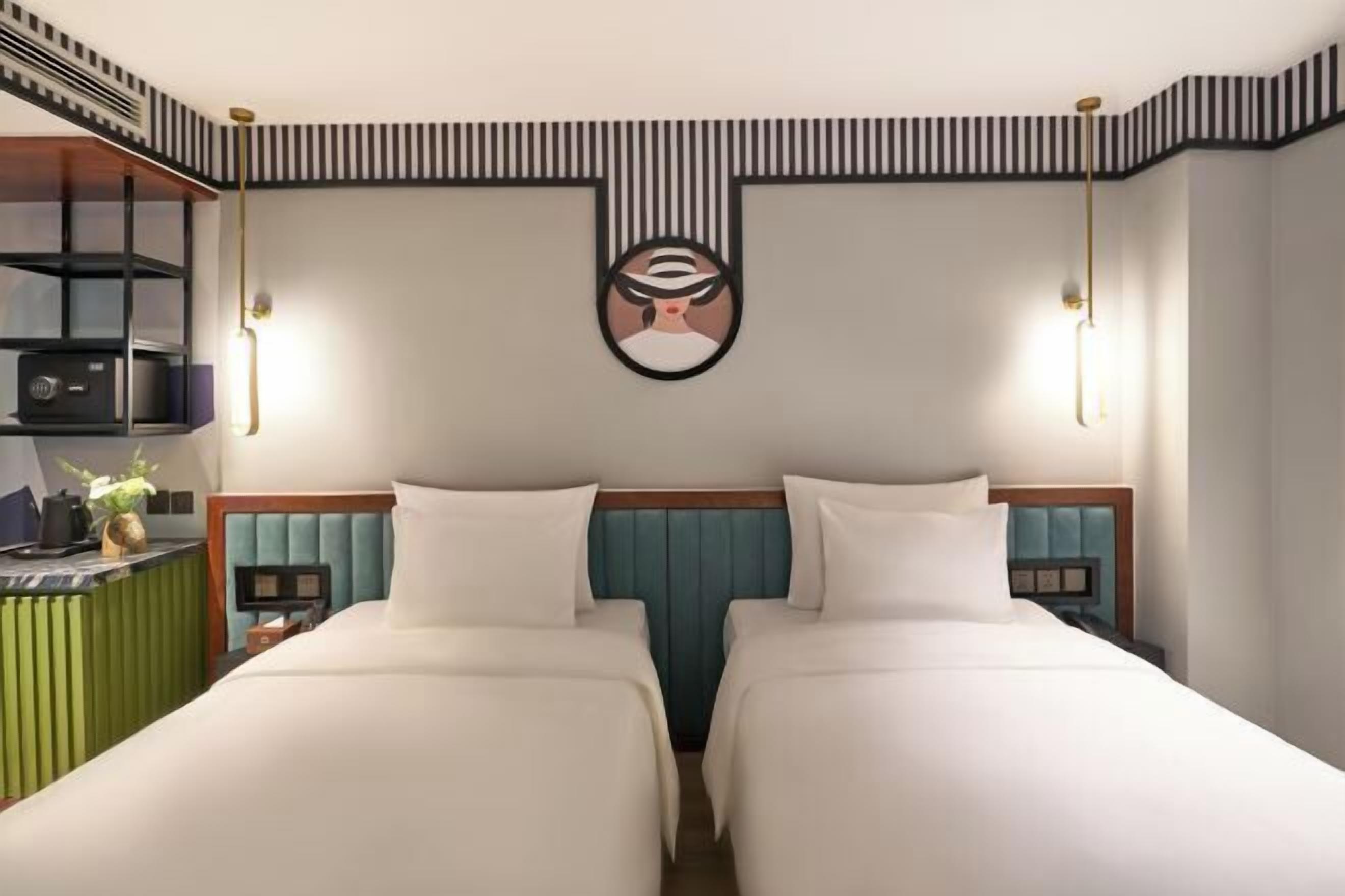 高級寝具、羽毛の掛け布団、ピロートップベッド、ミニバー