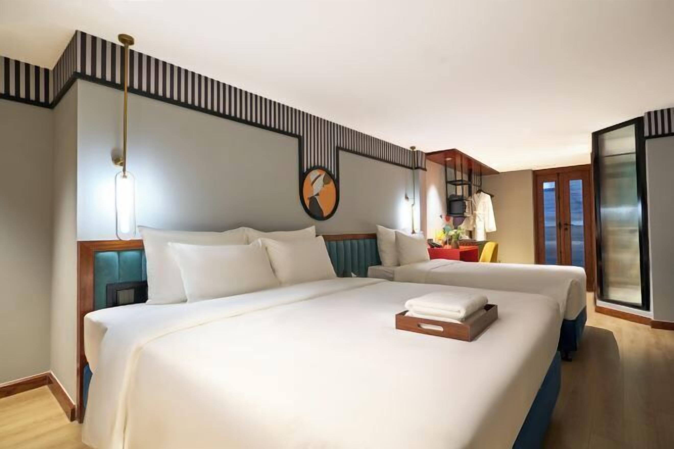 高級寝具、羽毛の掛け布団、ピロートップベッド、ミニバー