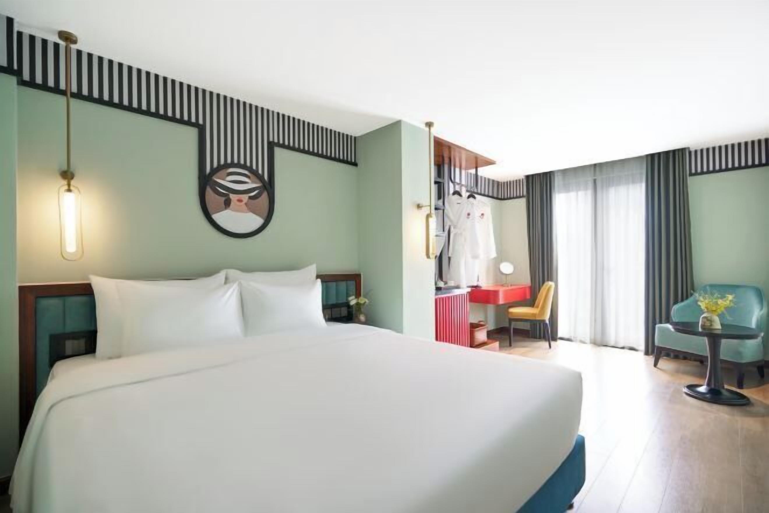 高級寝具、羽毛の掛け布団、ピロートップベッド、ミニバー