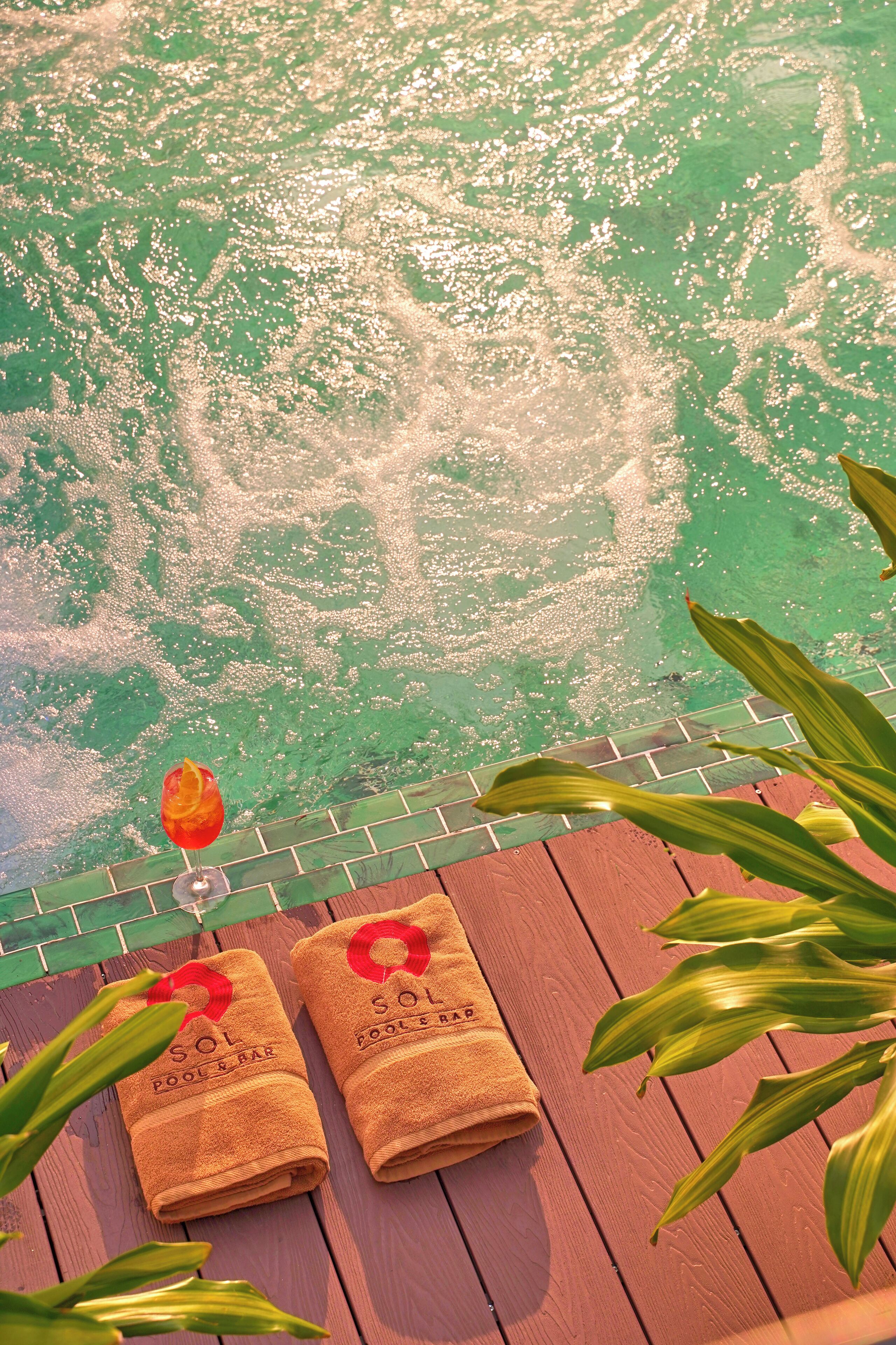 야외 수영장, 08:00 ~ 20:30 오픈, 수영장 파라솔, 일광욕 의자