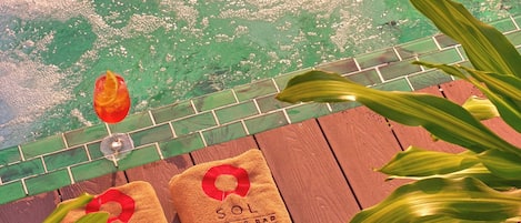 室外泳池;08:00 至 20:30 開放;泳池傘、躺椅