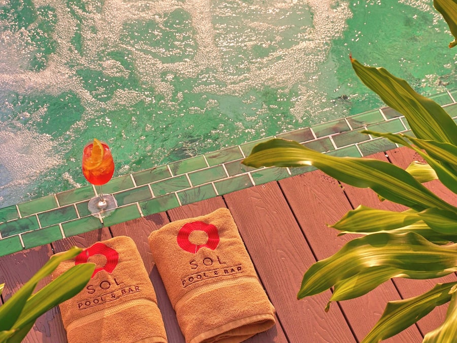 Außenpool, geöffnet von 08:00 Uhr bis 20:30 Uhr, Sonnenschirme