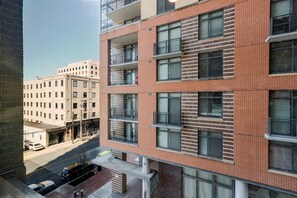 Exterior - Blueground | Woodmont, pool & w/d, nr Bethesda Row (Bethesda)