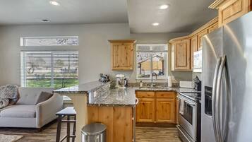 Refrigerador, microondas, horno y parrilla de estufa