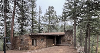 Cozy 2-bedroom mountain chalet with views in quaint Kittredge near red rocks