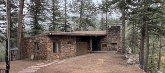 Cozy 2-bedroom mountain chalet with views in quaint Kittredge near red rocks