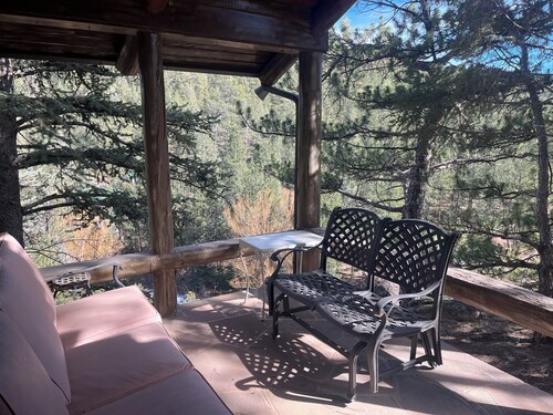 Cozy 2-bedroom mountain chalet with views in quaint Kittredge near red rocks