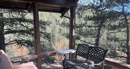 Cozy 2-bedroom mountain chalet with views in quaint Kittredge near red rocks