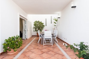 House | Outdoor dining